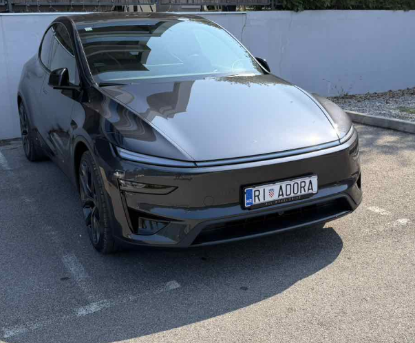 Službeno vozilo agencije AZ Adora s registracijom RI ADORA